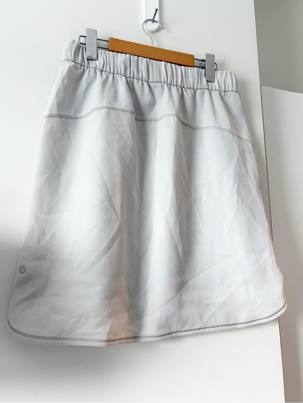 LULULEMON WOVEN ON THE FLY SKIRT SIZE 8 silverstone - Picture 6 of 8